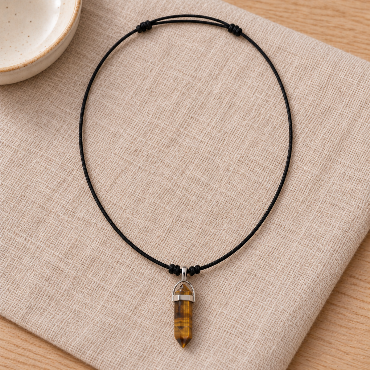 Colar de Olho de Tigre — Pedra Natural — cordão ajustável em ambiente