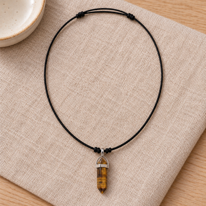 Colar de Olho de Tigre — Pedra Natural — cordão ajustável em ambiente