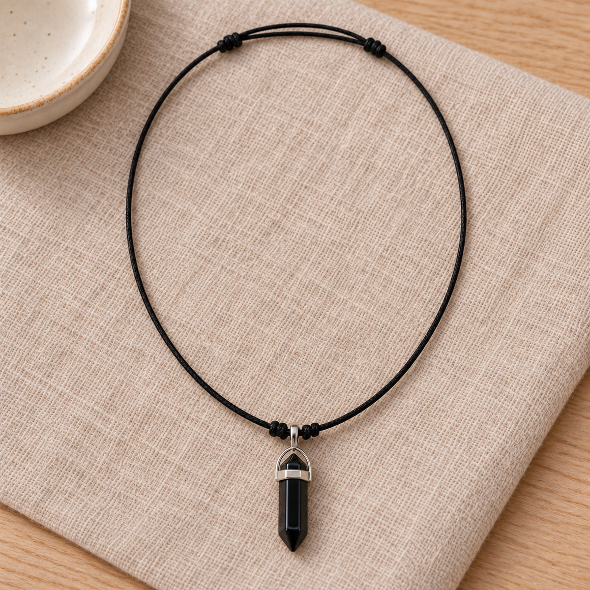Colar de Ónix Preto — Pedra Natural — em ambiente