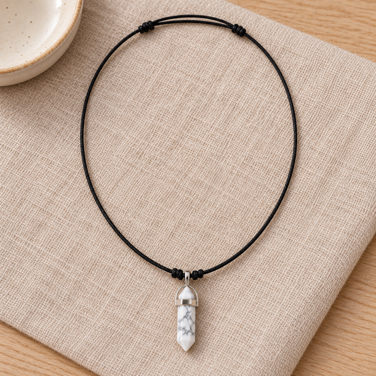 Colar de Howlita — Pedra Natural — cordão ajustável em ambiente
