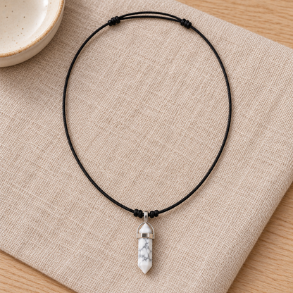 Colar de Howlita — Pedra Natural — cordão ajustável em ambiente