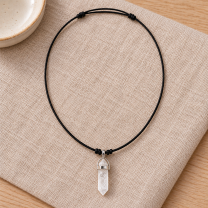 Colar de Quartzo Transparente — Pedra Natural — em ambiente