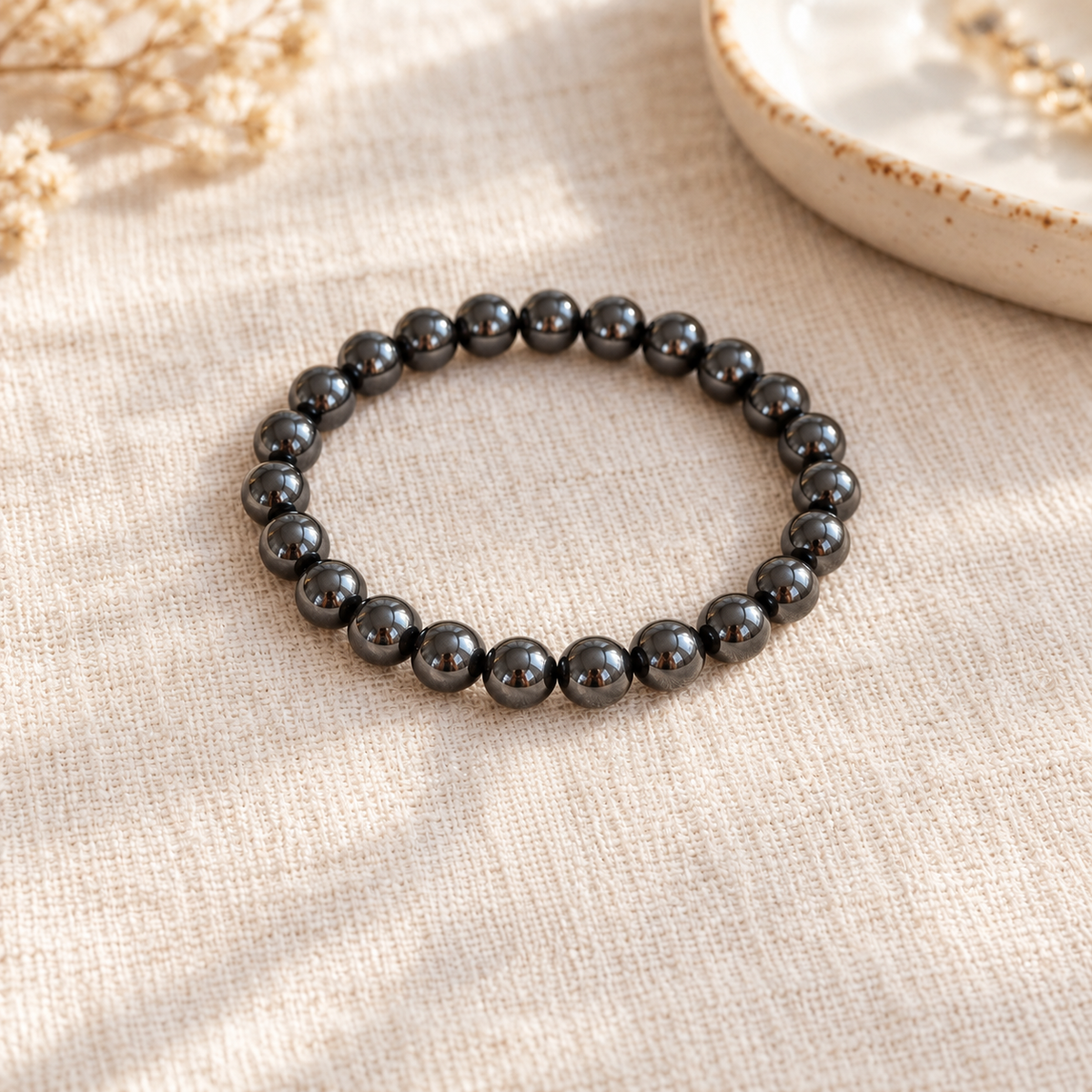 Pulseira de Hematita — Pedra Natural — em ambiente