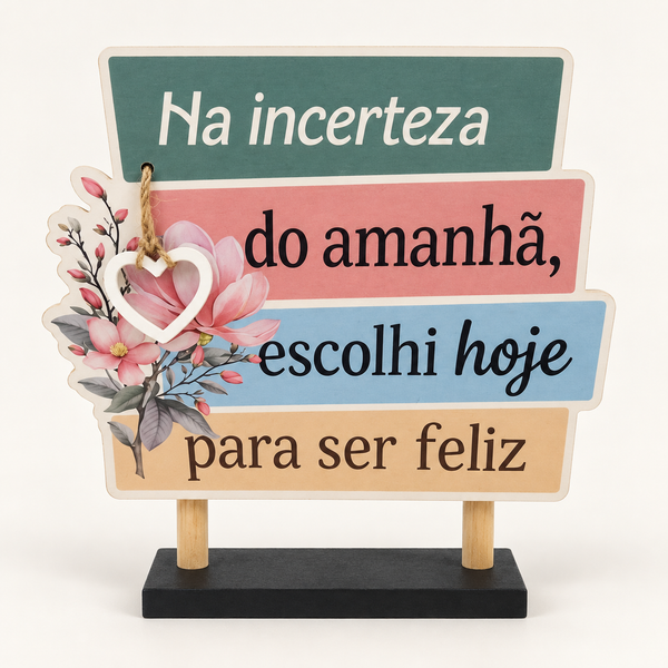 Placa decorativa em madeira com flores e coração — vista de frente