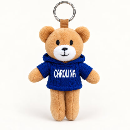 Ursinho Carolina — vista completa com argola, fundo branco