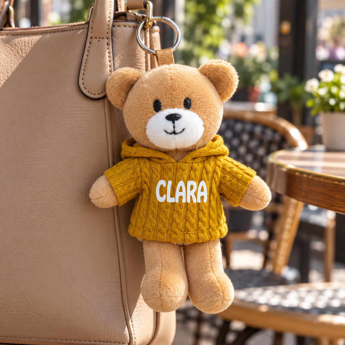 Porta-chaves Clara, camisola amarelo-mostarda — hanging